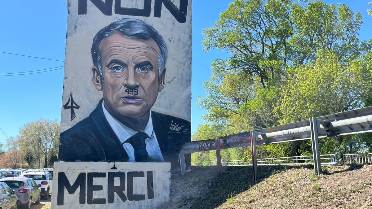 🇫🇷 FLASH - La préfecture du #Vaucluse a ordonné l’effacement d’une fresque représentant Emmanuel #Macron avec l'inscription '49.3' formant une moustache similaire à celle d'Hitler, à #Avignon. (BFMTV) #Lekto