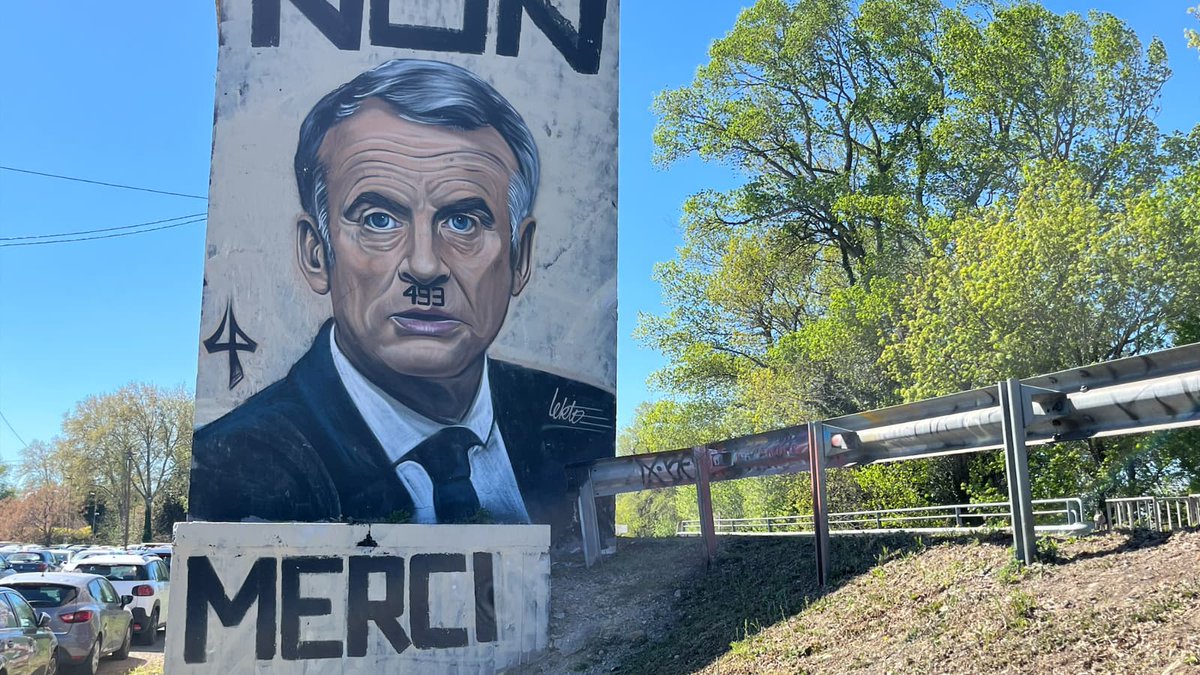Mediavenir's tweet image. 🇫🇷 FLASH - La préfecture du #Vaucluse a ordonné l’effacement d’une fresque représentant Emmanuel #Macron avec l'inscription "49.3" formant une moustache similaire à celle d'Hitler, à #Avignon. (BFMTV) #Lekto