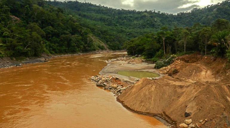 ClauSorucopress's tweet photo. Este es el río Kaka, en la Amazonía boliviana. Ese es el impacto de la minería aurífera y el uso indiscriminado de mercurio. Esto se replica en muchas otras zonas. Se expande esta actividad porque es claro que no hay control y menos sanciones a semejante daño. https://t.co/hXwAKfRygY