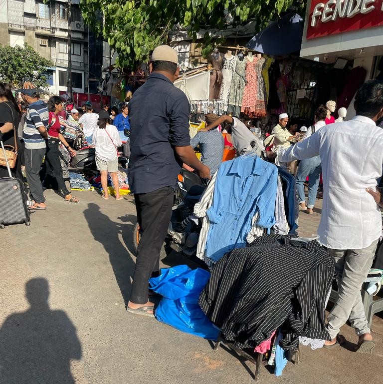 lillianpais's tweet photo. Today at Hill Rd, Bandra. @mybmcWardHW please remove barricades used during road work on Ice factory lane. The barricades are used for hawking. What about the proliferating hawkers. @MumbaiPolice we need some discipline on Hill Rd. Roads and footpaths are not for hawking. https://t.co/cekVc6M0fr