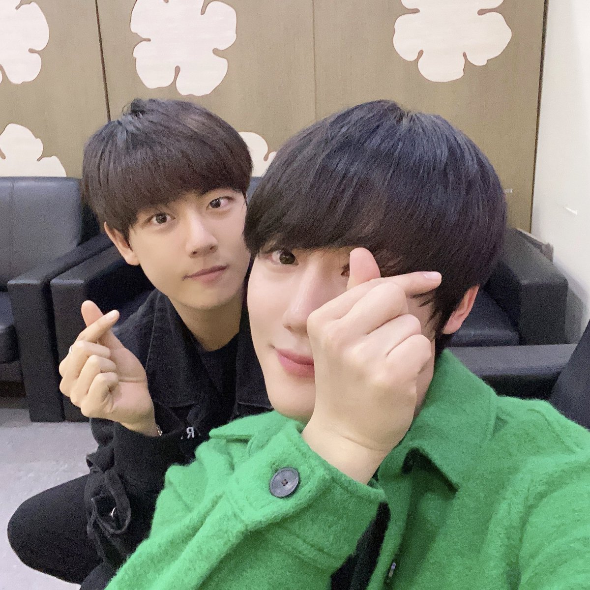 GoldenChild's tweet photo. [💡] #골드니스 여러분!
잠시 후 10:30 PM KBS Cool FM #키스더라디오
#이장준 #김지범 이 출연합니다. 
비주얼 난리난 짱범즈🐶🐯 보러
심장🫀 부여잡고 오셔야해요‼💕

▶ https://t.co/8pukk8osVm

#GoldenChild #골든차일드 #GNCD
#LeeJangJun #KimJiBeom
#비투비의키스더라디오 #비키라 https://t.co/gzyXQps9YI