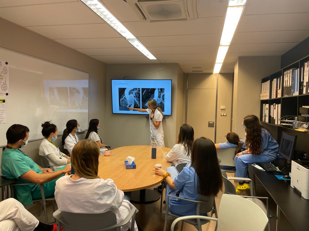 Resis Cardio CanRuti (@cardioresisgtip) on Twitter photo 🚩Todos los viernes se realiza sesión de Residentes, en las que uno de nuestros resis nos presenta un tema 🚩
El viernes pasado, la dra. <a href="/mireiallevadot/">mireiallevadot</a> nos presentó las fístulas coronarias.
🧶 ABRIMOS HILO 🧶 🚩Todos los viernes se realiza sesión de Residentes, en las que uno de nuestros resis nos presenta un tema 🚩
El viernes pasado, la dra. <a href="/mireiallevadot/">mireiallevadot</a> nos presentó las fístulas coronarias.
🧶 ABRIMOS HILO 🧶
