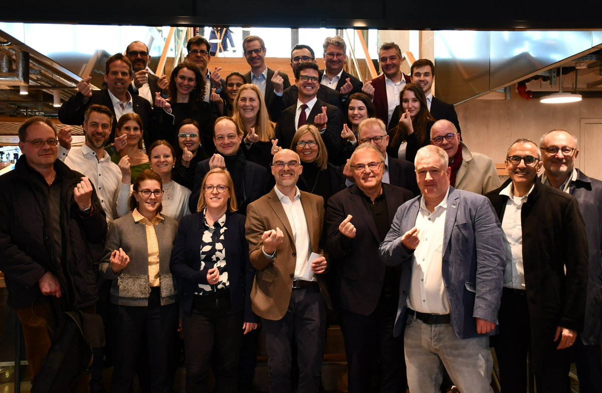 SECO_StateSec's tweet photo. Les directeurs des différents services, des employés et moi-même avons participé à un workshop⚙️💡 dans le but d’obtenir des éclaircissements sur la fonction et les lignes directrices de la charte du #SECO. 🔖 Merci à tous les participants et participantes ! 🙏 https://t.co/iyoQWGys58