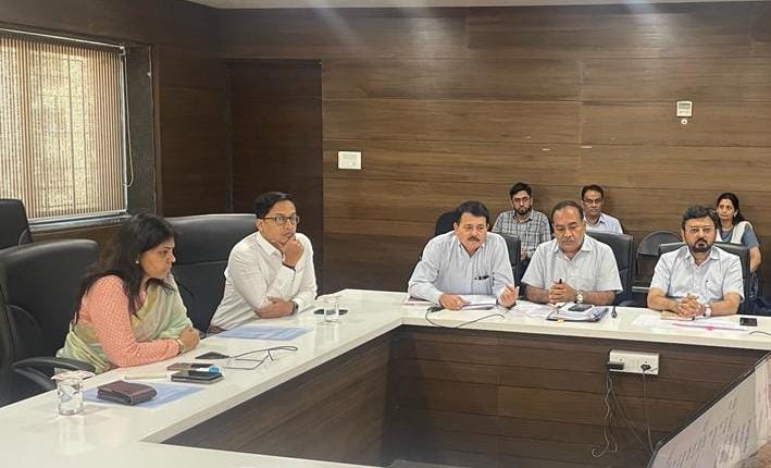 CommissionerSMC's tweet photo. મ્યુ. કમિશ્નર શ્રીમતી શાલીની અગ્રવાલ IAS તથા કલેકટરશ્રી દ્વારા આજરોજ વિવિધ સ્ટેકહોલ્ડર, કન્સલ્ટન્ટ તથા તજજ્ઞો સાથે તાપી રિવર ફ્ન્ટ ડેવલમેન્ટ પ્રોજેક્ટનો વિસ્તૃત રિવ્યૂ કરવામાં આવ્યો. https://t.co/bOwI09r6du