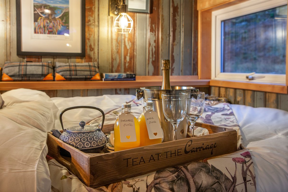 TheHolidayCots's tweet photo. Check out the NEW accommodation @AppinHolidays. The Carriage at Creagan is a former train carriage that has been transformed into a five star experience.
🛌Sleeps 1-4
https://t.co/mX2MDfHVSk
#Appin #Oban #Argyll #HolidayHomes #RailwayCarriage #Unique #FiveStar #TimberLodges https://t.co/xwoI8mCerL