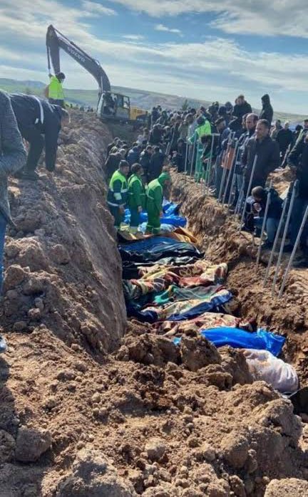 <a href="/fatihportakal/">fatih portakal</a> Şu tabloyu seccade kadar konuşmadılar. Bu iktidar yanlısı müslüman görünenler, depremde giden canlarımız böyle defin edildi. Neden ses etmediniz?