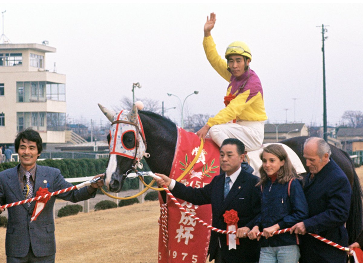 菅原曰く、「ガビーは差し馬」逃げて差すから着差が広がるばかり
ウオッカやアーモンドアイが出てきても、未だに最強牝馬候補に名を連ねるテスコガビーとクリフジはやっぱり別格
菅原はガビーを手放したくなくて、東京4歳sでカブラヤオーを捨てたのは有名な話
子供が見たかった、馬主を許すな🖕