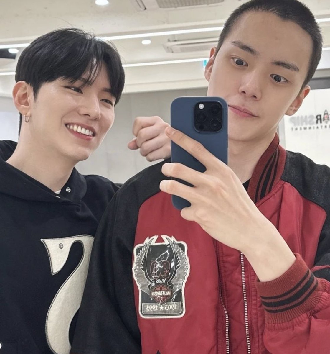 bigmonstas's tweet photo. kihyun laughing like its not his turn next https://t.co/JY9SV78Q42