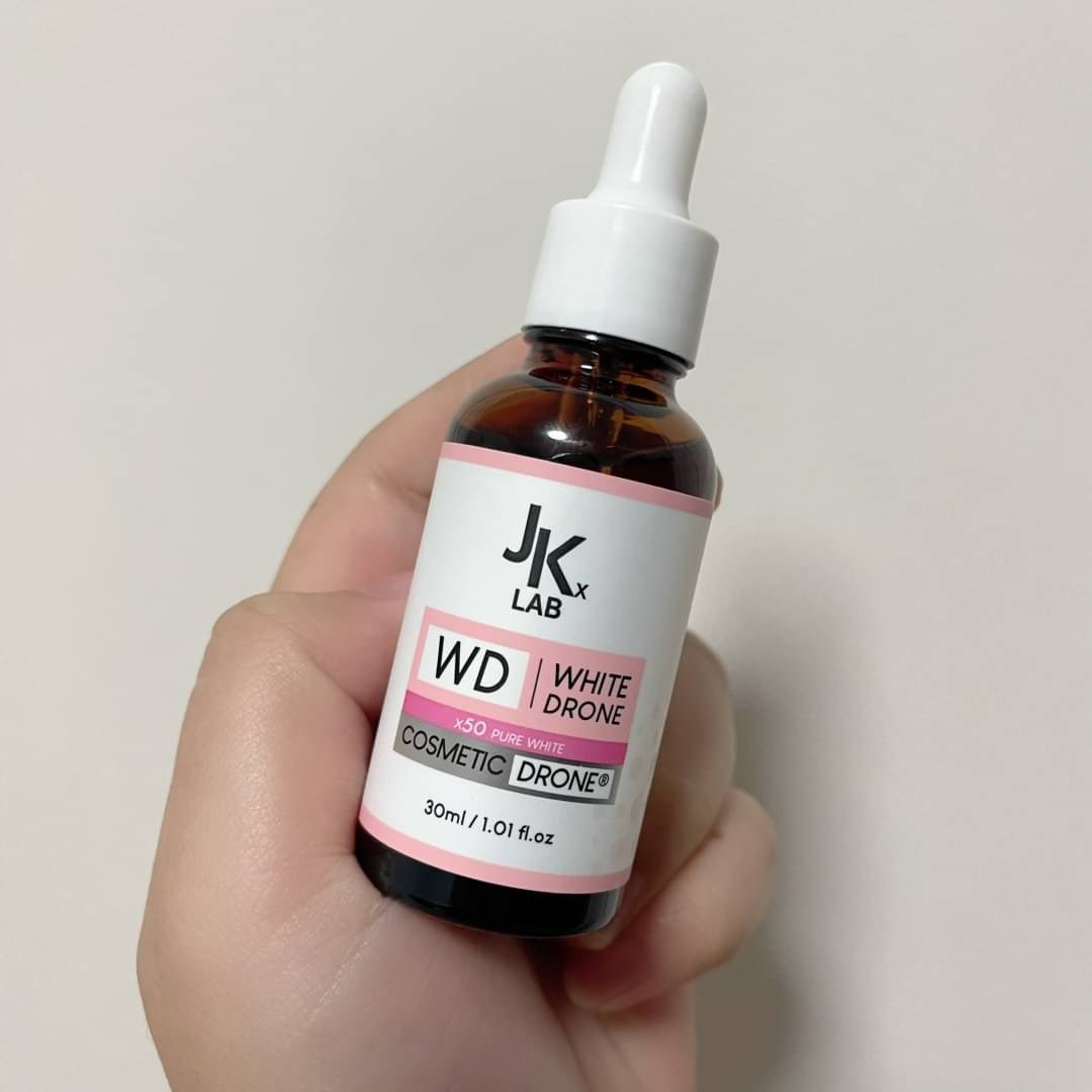 33saowarak's tweet photo. กรี๊ด #JKxLAB WD Super White Drone Serum ตัวใหม่หยิบมาลอง หน้าดีขึ้นมาก ปรับผิวขาวใส ผลัดเซลล์ผิว แพ้ง่ายไม่ต้องห่วงผลัดออกแบบอ่อนโยนนวัตกรรม C2G แบรนด์โดยเฉพาะตัวไวท์โดรนบำรุงอย่างลำลึกตรงจุดกว่าเซรั่มทั่วไป บางเบาทาแล้วอิ่มน้ำ ชุ่มชื่นสุดๆ #ท้าพิสูจน์ผิวขาวใน28วัน #HowtoPerpect https://t.co/itpboV9Pgy