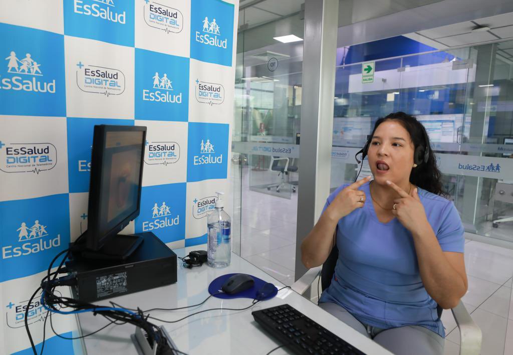 EsSaludPeru's tweet photo. #CENATE, de #EsSalud, implementó servicio de “Telerehabilitación en terapia de lenguaje”, con el objetivo de brindar una atención integral a asegurados que tengan alguna deficiencia en audición, habla, voz, lenguaje y motricidad orofacial.

👉🏼 https://t.co/TyW1X2zQoi https://t.co/JeMreWBynp