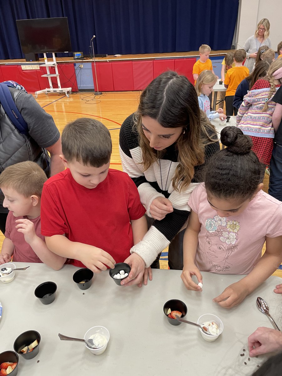 QuestarIIISPED's tweet photo. Last week, @QuestarIII #BOCES students at Paul Puccio School at Maple Hill visited their friends at Castleton Elementary (@SchodackCSD) for a wellness day with delicious snacks. They also created some #PaulKlee inspired #cityscapes with Mrs. Ashby!
#Wellness #StudentArt #Art https://t.co/75mYyMHY0z