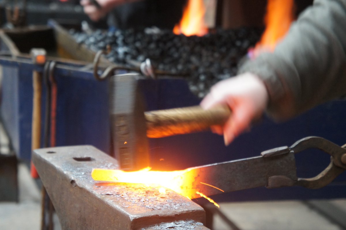 dalelane's tweet photo. went to #OldfieldForge with @amylane for a blacksmith experience: https://t.co/Lt9TU3pSVr