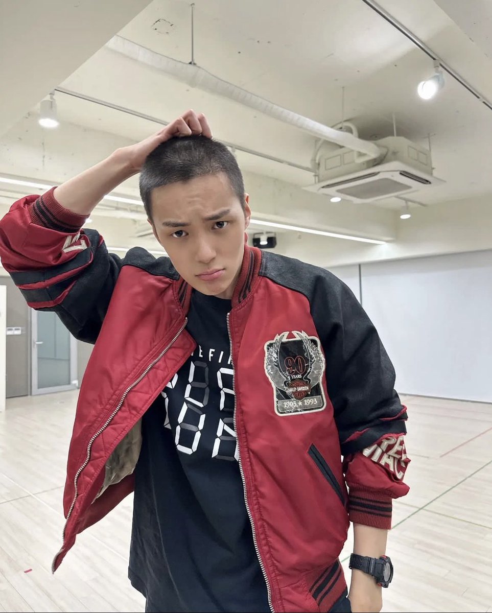 kk0wai7's tweet photo. Minhyuk hair really flying😭 https://t.co/a4kF2GP7k2