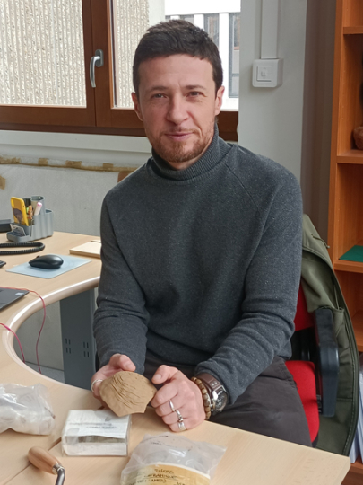 👏🥉Félicitations à Johnny Samuele Baldi, archéologue et céramologue @Archeorient, lauréat 2023 de la médaille de bronze @CNRS #TalentsCNRS @CNRS_dr07 
cnrs.fr/fr/personne/jo…