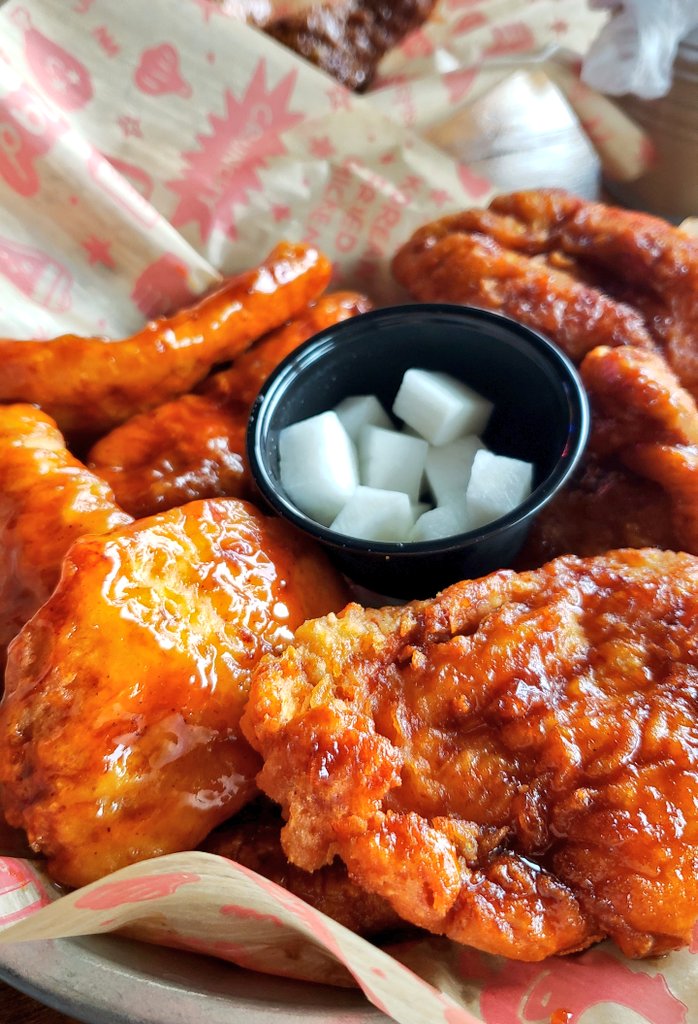 Xtayton's tweet photo. Was in Frisco for a pop up yesterday. Stopped at #MadforChicken for lunch
- Soy Garlic Wings and Drumsticks
- Kicking Bourbon and Spicy Soy Garlic Chicken Strips
- Parmesan Garlic Truffle Fries https://t.co/anOdxGSSOc