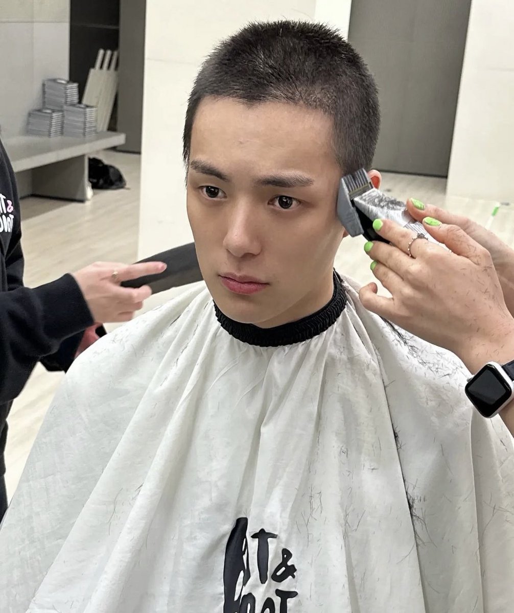 bigmonstas's tweet photo. the difference between him joking around before shaving shownu’s hair to it being his turn i’m crying https://t.co/Fka3cv3Grk