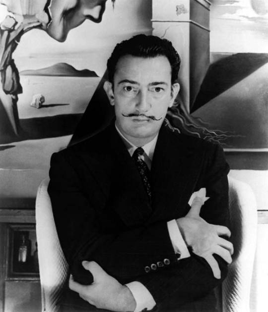 KrakowskiKrolik's tweet photo. MANIFEST MONARCHISTYCZNY SALVADORA DALI 
Dlaczego Dalí jest monarchistą?
Dalí jest monarchistą z powodu 12 następujących przyczyn:
1) Dlatego, że wierzę w Boga. 
2) Architektura metafizyczna.
Dach, który chroni naród, może być kopułą (monarchia), albo jak piramida (republika). + https://t.co/sRRPplta4c
