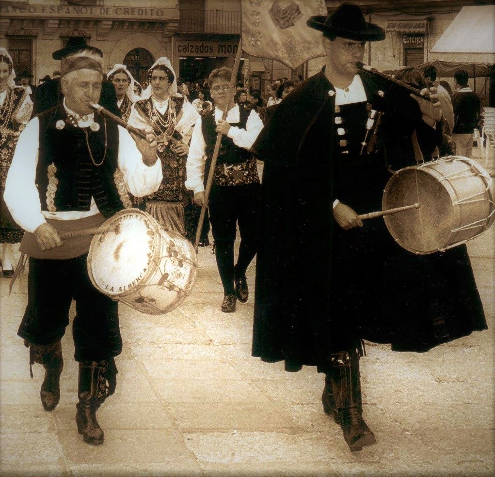 La ‘Corrobra Estampas Jurdanas’ llega a Castilla para participar en el Festival 'La Charrada' de Ciudad Rodrigo. Lo cuenta Félix Barroso.

planvex.es/web/2023/04/la…

#CiudadRodrigo #CarnavalJurdano #LasHurdes #Extremadura #CastillayLeon #Salamanca