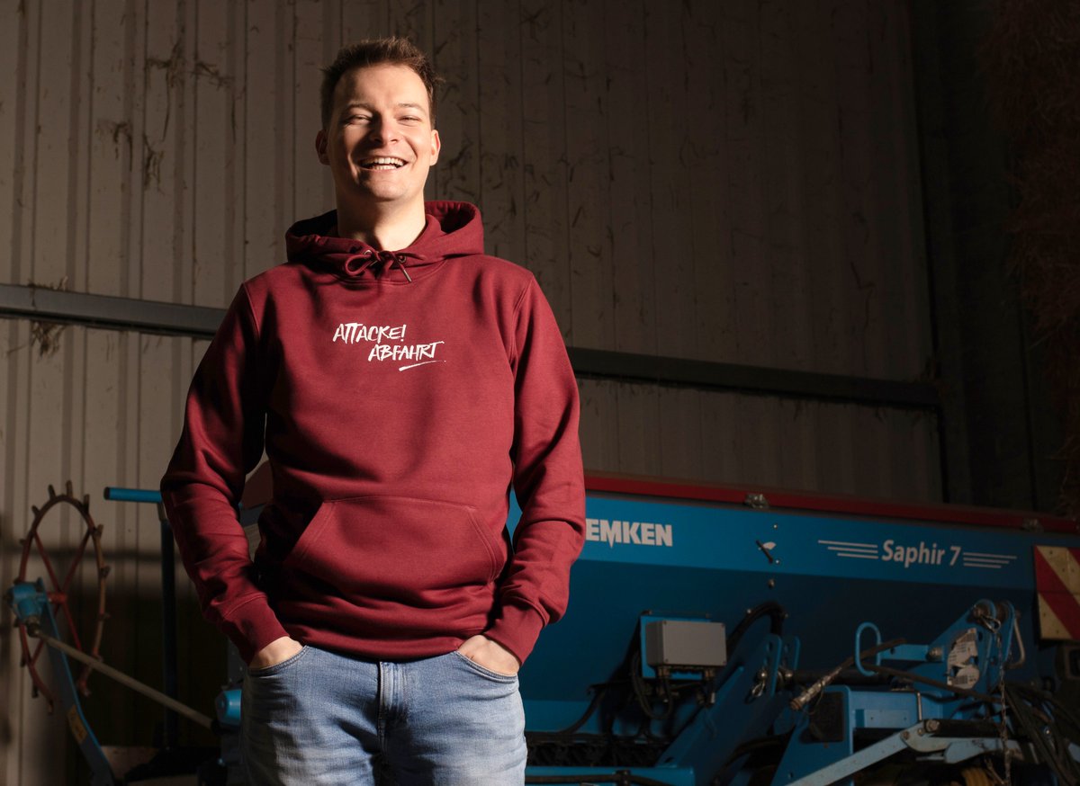 Ab sofort gibt es (endlich) NPLAY-Merchandise! Unter nplay-shop.de findet ihr zwei coole Designs auf Shirts, Hoodies und Sweatshirts.  Dabei haben wir auf höchste Qualität geachtet:  ✅BIO-Baumwolle ✅Fair hergestellt &amp; gehandelt ✅In Niedersachsen veredelt