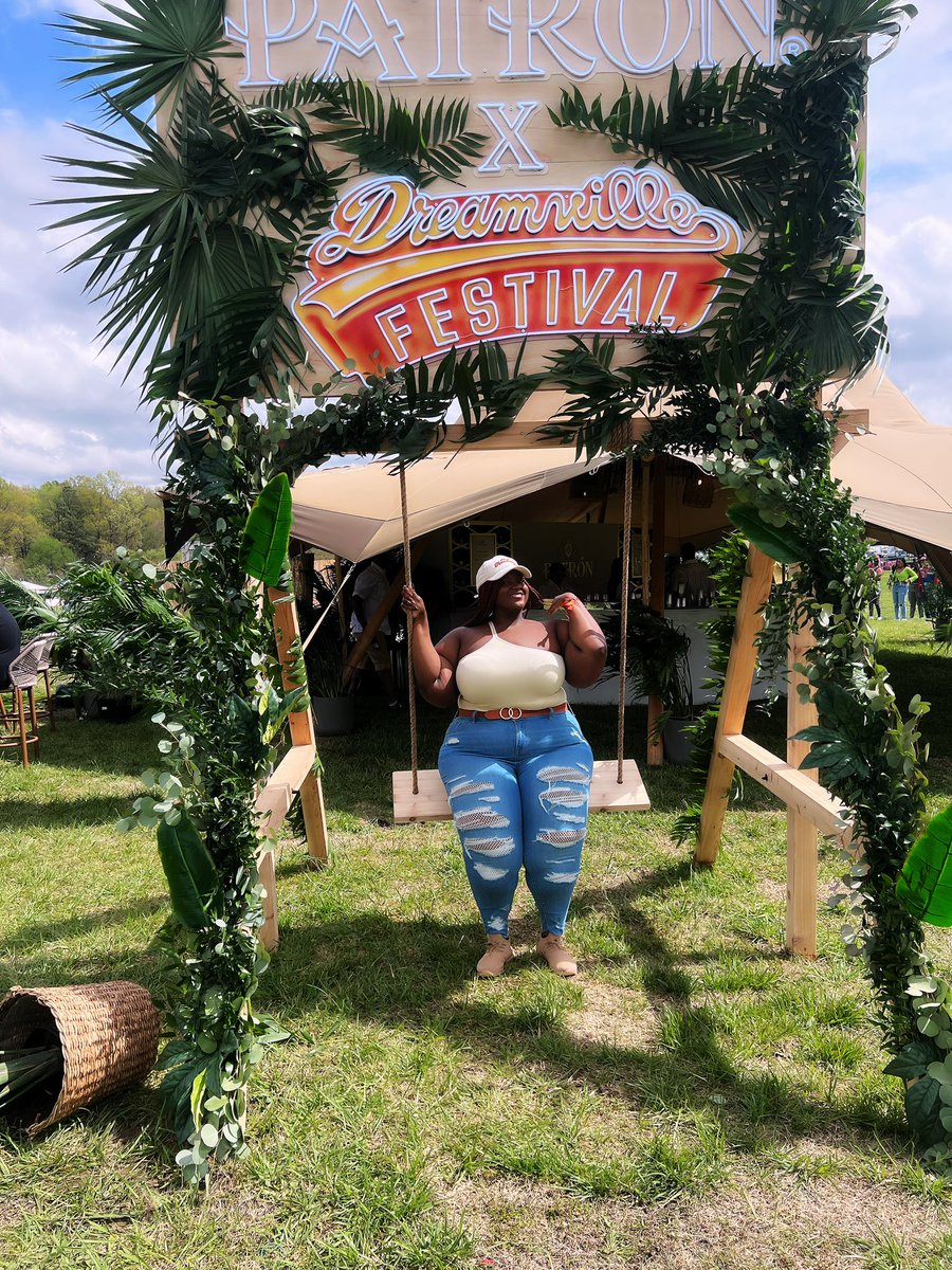 syn_queenbre's tweet photo. Dreamville festival day ☝🏾🌻Nothing but great memories and good people 💛#dreamvillefestival2023 https://t.co/unaXF7PuKn