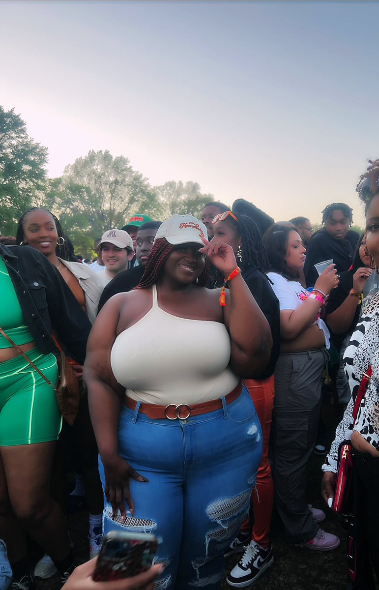 syn_queenbre's tweet photo. Dreamville festival day ☝🏾🌻Nothing but great memories and good people 💛#dreamvillefestival2023 https://t.co/QyMzZ6GZ0l