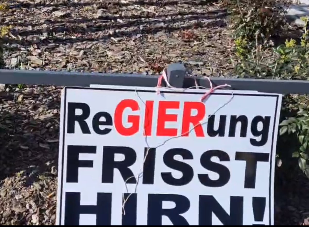 DerNorb's tweet photo. Bei „Folge der Spur des Geldes“ fällt mir die Frage ein, was der neue Vorsitzende der Basispartei, Sven #Lingreen, der #Kaufmann beim Wahlkampf unterstützt hat, für einen Anteil an den 50 000€ hat, die der mittellose OB-Kandidat für #Rostock verbraten hat, Kohle aus #Brandenburg https://t.co/ij8wOlKhWX