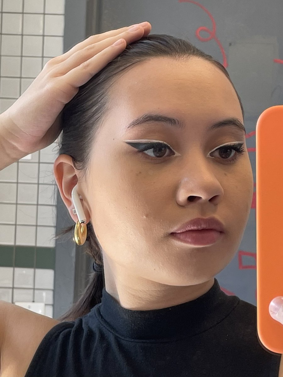 dnmariz's tweet photo. Hahahah wouldn’t it be sooo funny if I modeled for a beauty company hahaha https://t.co/Exp5FuLS2M