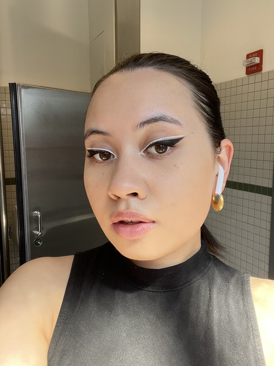 dnmariz's tweet photo. Hahahah wouldn’t it be sooo funny if I modeled for a beauty company hahaha https://t.co/Exp5FuLS2M