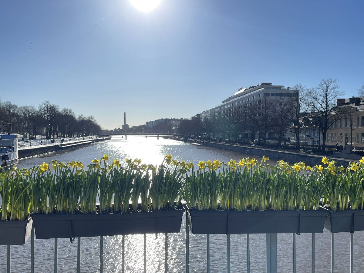 #talvipyöräily muuttuu keväiseksi! Voisi luulla, että on lämmintä 🥶☀️. Kesää kohti kuitenkin #työmatkapyöräily #teatterisilta <a href="/turku/">servet</a>