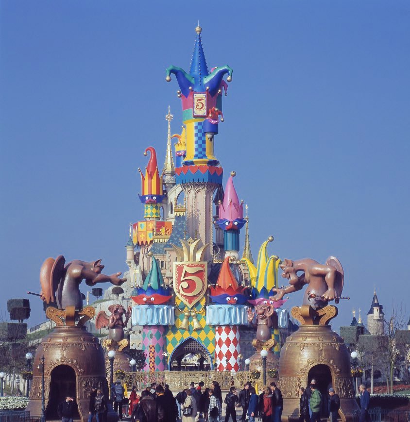 IMTEAMGOMEZ's tweet photo. This is what the Disneyland Paris castle looked like for their 5th year anniversary. I can't they don't put that much effort in decorating the castle anymore... the 30th drone show is nice, but some castle decoration would have been fire https://t.co/TC5VLFQHjT