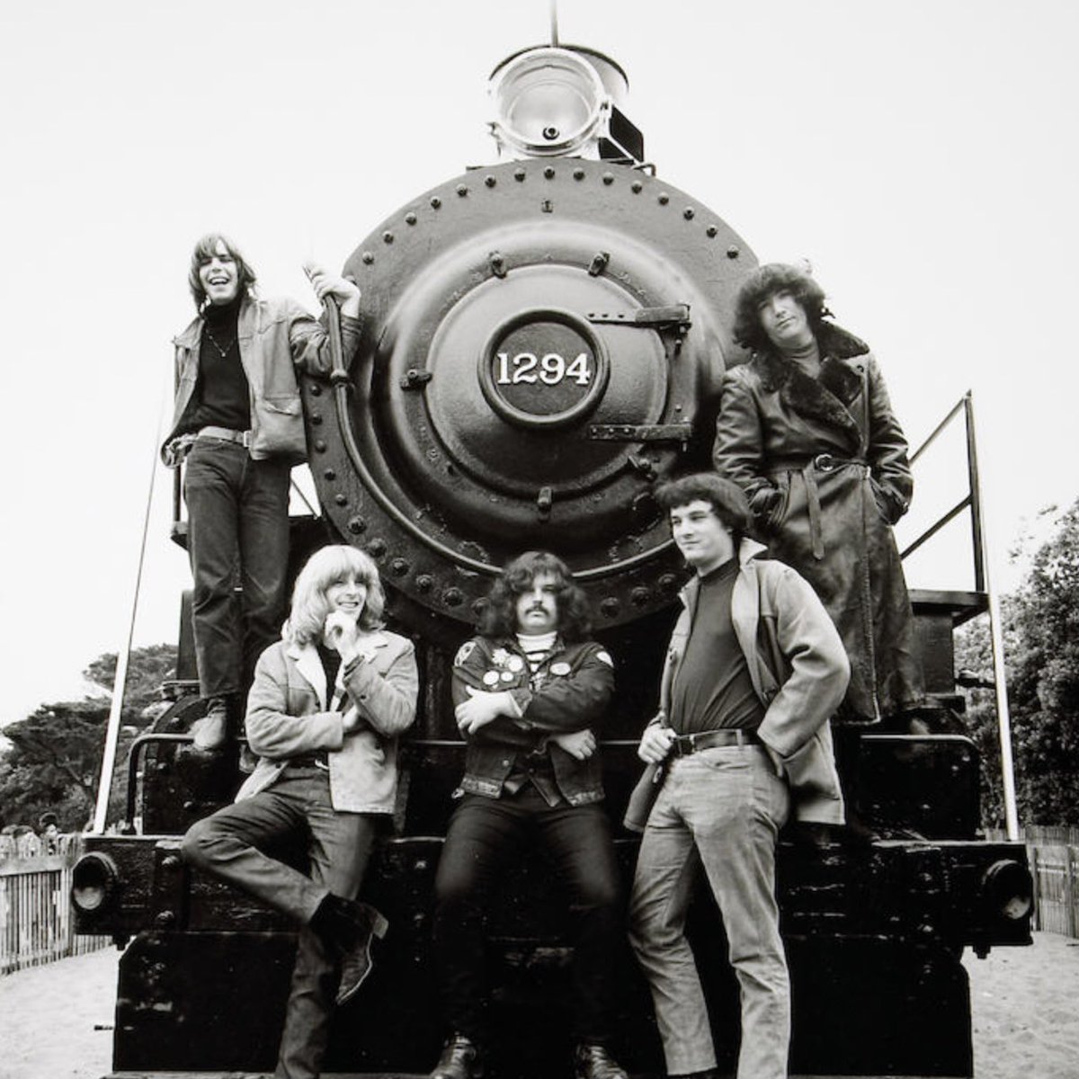 Happy Birthday to Herb Greene, the legendary photographer who has captured iconic moments of the Grateful Dead and helped immortalize their music and legacy through his lens 🌹