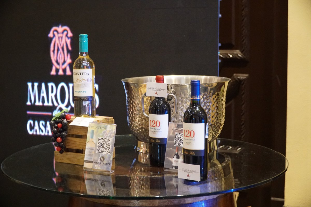 Chile_Honduras's tweet photo. Las distribuidoras @istmaniahn, que representa a @Undurragavinos;  Kuattro con @VinosMontes y Vinos y licores con sus productos Santa Rita y Concha y Toro, presentaron una fina selección de pinot noir, carignan, syrah, altazor y moscato @SDEHonduras @ProChile @Minrel_Chile https://t.co/xF2eitIfHJ