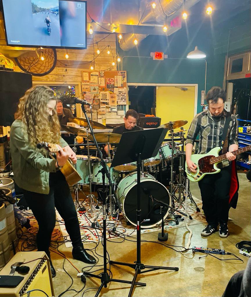 TaraHackMusic's tweet photo. Thank you for an awesome show on Friday at @MontclairBrew ❤️#Bounce #NewSingle  #TaraHack #LiveMusic #Performance #guitar https://t.co/8IQcGfnSU5