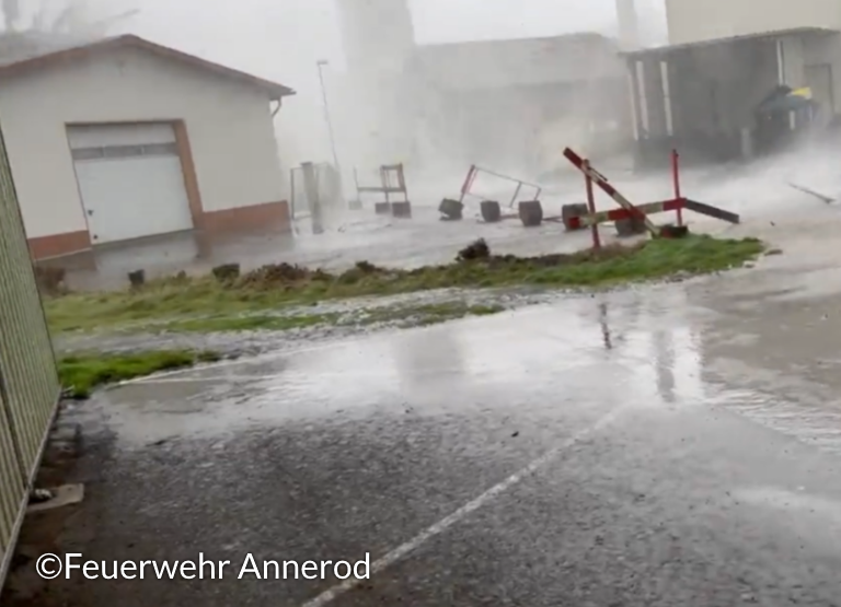 TorKUDde's tweet photo. 🟢 #Tornado in Annerod:
Am 26.03.2023 sorgte ein Tornado in #Annerod bei #Fernwald (#Hessen) für einige Schäden entlang einer mindestens 0.65 km langen Schneise. Mindestens 14 Dächer wurden beschädigt. Der Tornado wurde gefilmt.
⬇️ Mehr in der Analyse:
https://t.co/Y98KL8fla9 https://t.co/GP0iWlyUqb