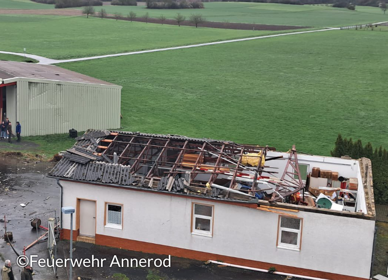 TorKUDde's tweet photo. 🟢 #Tornado in Annerod:
Am 26.03.2023 sorgte ein Tornado in #Annerod bei #Fernwald (#Hessen) für einige Schäden entlang einer mindestens 0.65 km langen Schneise. Mindestens 14 Dächer wurden beschädigt. Der Tornado wurde gefilmt.
⬇️ Mehr in der Analyse:
https://t.co/Y98KL8fla9 https://t.co/GP0iWlyUqb