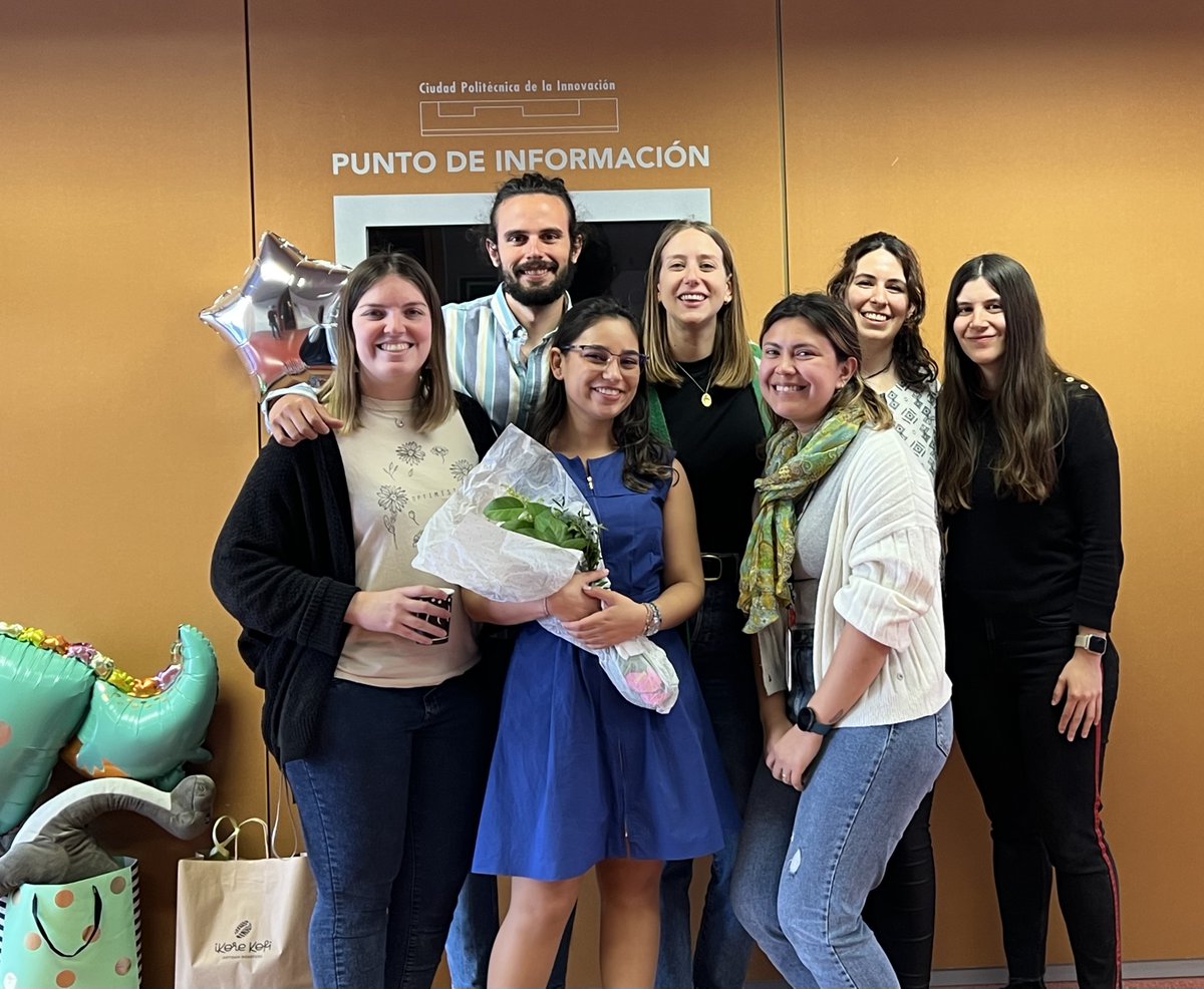 Clara is #number8th doctor coming from the lab. Here, escorting her, <a href="/VSGerschon/">Veronica Sanchez-Gerschon</a> <a href="/EduBurillo/">Eduardo Burillo Richart</a> #AnaAlarcia soon will follow, and on the right, with still some time ahead <a href="/Irenegc96/">Irene González</a> <a href="/MJ_lopez_/">María Jesús LM</a> <a href="/Caro_rodpe/">Carolina Rodríguez Pelayo</a>. Let's go!