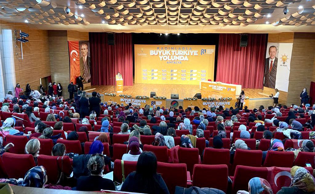 Aysekeyikyilmaz's tweet photo. Genel Merkez Kadın Kolları Başkanlığımızın düzenlediği 81 il 
#KadınlarlaBüyükTürkiyeYolunda Kadın Emeği Türkiye İstikbali programı kapsamında hedeflerine ulaşan kadınlarımız kendi işletmelerinin sahibi olma hikayelerini anlattılar.
@aysekesir @AKKADINGM 
@alicetin_07 https://t.co/nSZxqGAPXy