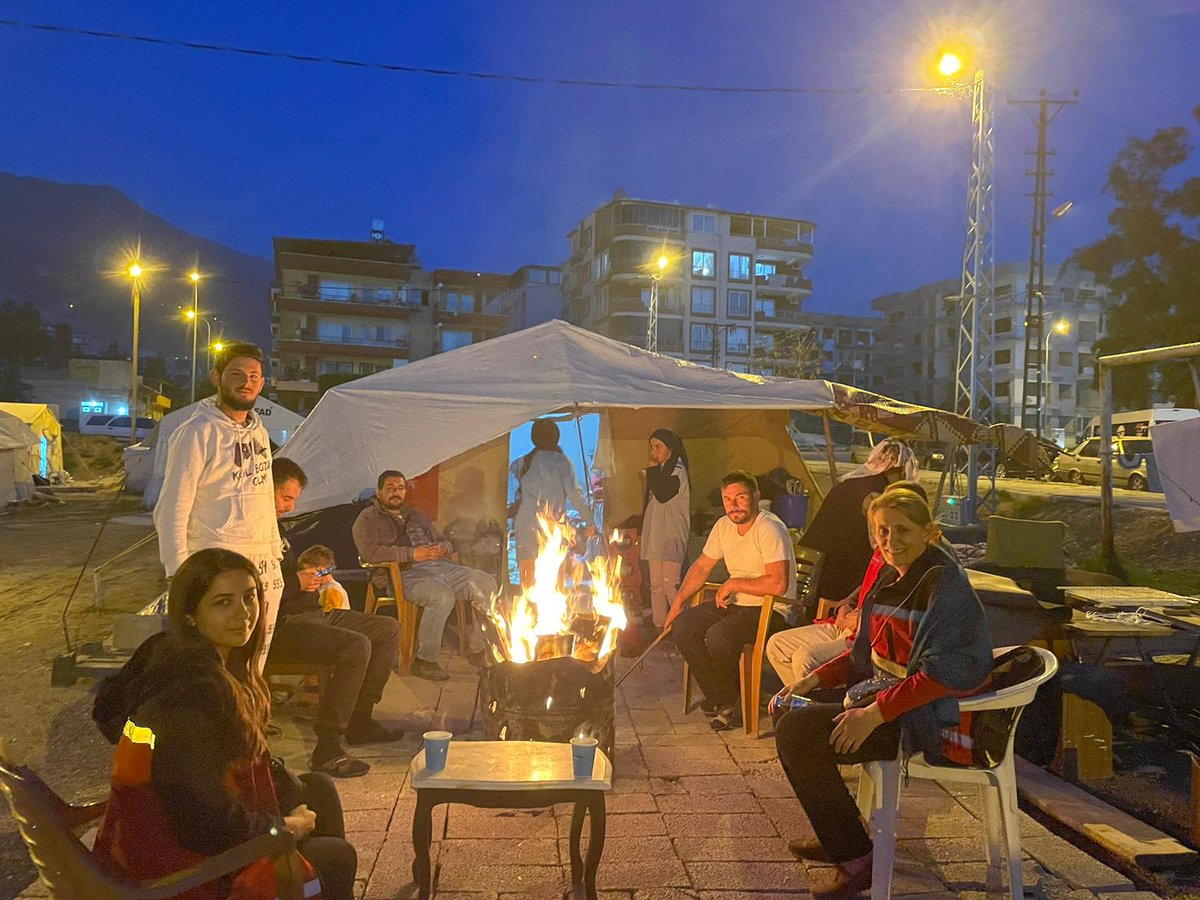 BalamanYmaz's tweet photo. Çadır kentlerde vatandaşlarımız ile ateş başında sohbet.. Birlikte, omuz omuza vererek bugünlerde geçecek inşallah. https://t.co/ryguAiTRIv