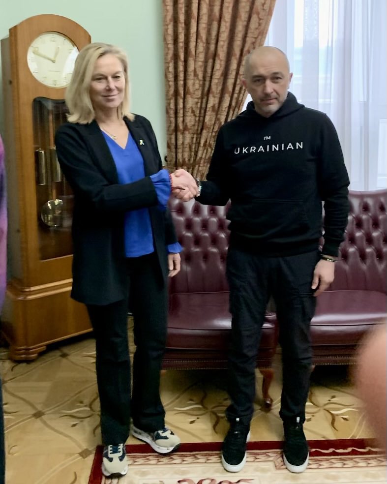 RenevdWerken's tweet photo. Wat is dit?:
A. De nieuwe gymleraar en zijn leidinggevende van de basisschool
B. De nieuwe sneaker collectie van de Bristol
C. Hereniging van broer en zus in het programma Spoorloos
D. Onze minister van Financiën en vicepremier samen met een Oekraïense collega
#kaag https://t.co/3q4M31IsGP