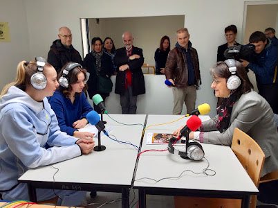 acbesancon's tweet image. En clôture de la #SPME2023, la Rectrice @NathalieAlber15 s’est rendue, ce matin, au @lycee_pergaud à Besançon, pour inaugurer l’exposition « Deux siècles de presse lycéenne » et découvrir la webradio du lycée. 
#EducMediasInfo @ClemiBesancon