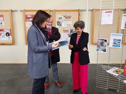 acbesancon's tweet image. En clôture de la #SPME2023, la Rectrice @NathalieAlber15 s’est rendue, ce matin, au @lycee_pergaud à Besançon, pour inaugurer l’exposition « Deux siècles de presse lycéenne » et découvrir la webradio du lycée. 
#EducMediasInfo @ClemiBesancon
