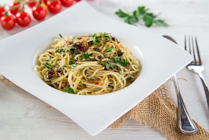 learnitalianpod's tweet photo. Midnight cravings? Whip up some Spaghetti Aglio Olio e Peperoncino, aka Midnight Spaghetti. Simple yet unique. Cook al dente, sautรฉ garlic, olive oil, & chili peppers for a flavorful sauce. Perfect for satisfying those late-night hunger pangs! ๐๐ฎ๐น๐ #midnightspaghetti #pasta https://t.co/3s7vVsRCzO
