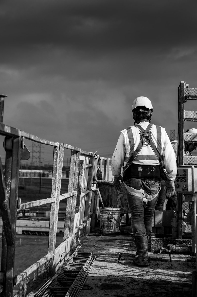 Scaffold Worker

#bnwphotography #photography #construction #canonusa #canon #constructionlife #houstontx #fineartphotography #moodygram #explorecreate #artofvisuals #constructionphotography #bnwmood #bnwcaptures #relaxing #incredible_bnw #incredible_minimal  #monochrome