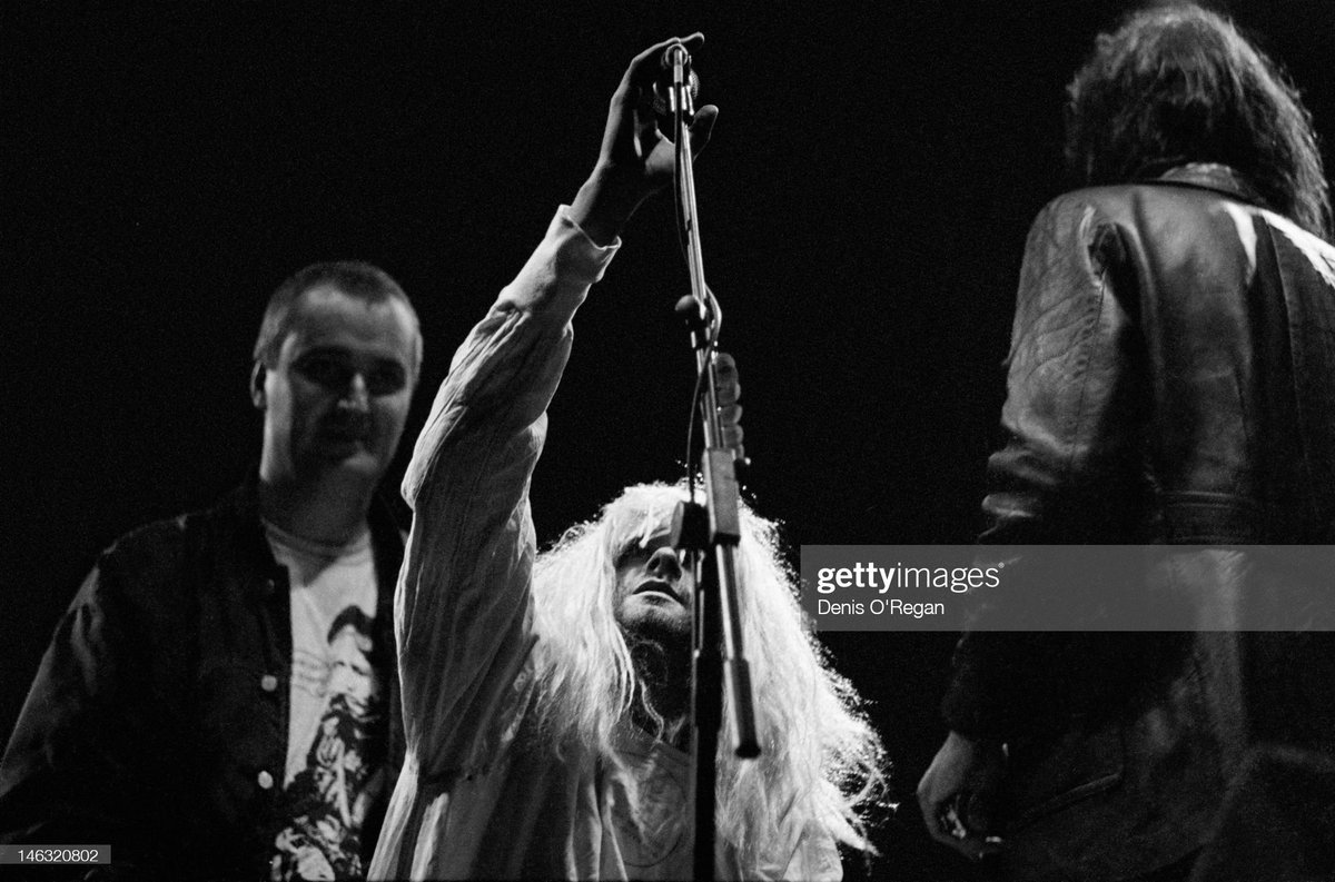 227Lears's tweet photo. Never noticed this before, has anyone else? When Kurt Cobain was wheeled on to the stage for Nirvana's historic Reading '92 set, he was pushed by journalist Everett True wearing the @manics festival t-shirt. (📸 via Dazed Digital, Getty Images, reddit @MSPpedia) https://t.co/Bp3UX6F9Dt