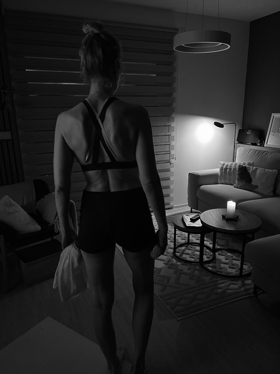 ForkJane's tweet image. Bylo by celkem fajn, kdyby život utíkal stejně tak rychle, jako každá vteřina v planku😤😅. Ale 4min.jsou tam💪
#homeexercise 
#fitness