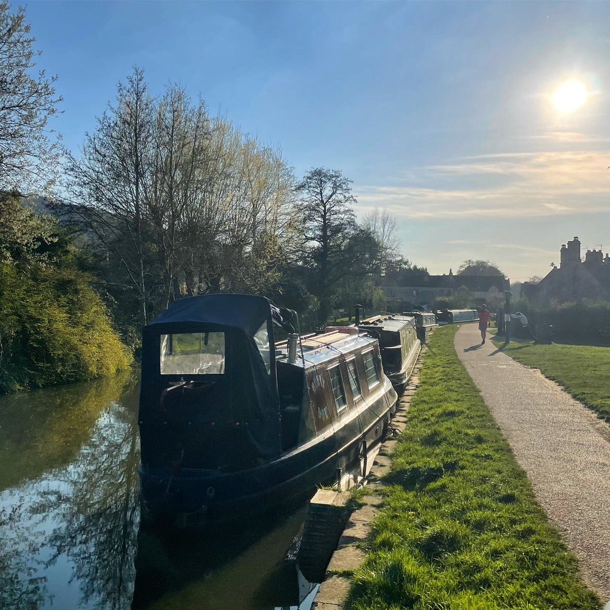 What a day to wave off our latest guests! Enjoy! 👋💙⚓️#hunkydorydays #hunkydory #boatholiday #sunshine #sunnyday #springtime #lifesbetterbywater #narrowboat #narrowboatholidays #Narrowboathire #narrowboatlife #canalrivertrust #canalboat #canalboatholidays #canalboathire #canals