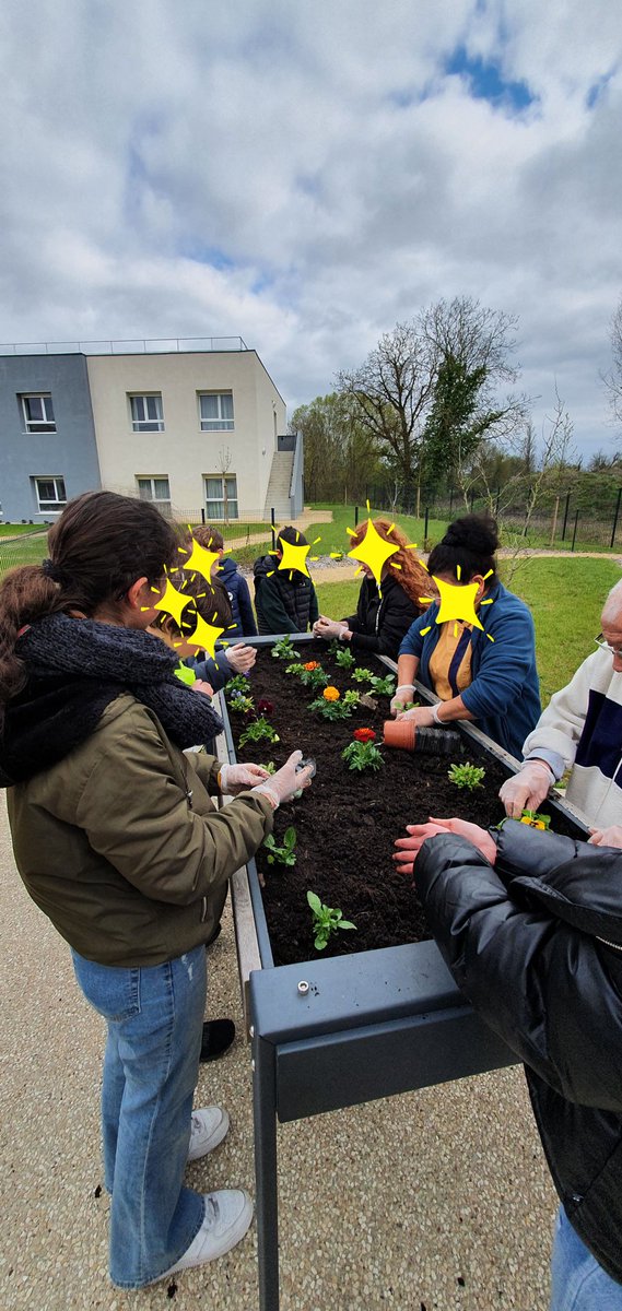 MarineLafon2's tweet photo. Rencontre intergénérationnelle autour de l'art du jardinage 💐🌿 les élèves de l'Atelier Serre de la JA "Les Éco-Liés" sont partis à la rencontre des personnes àgées de l'EPHAD Cérès de St Gervais Les Trois Clochers. #juniorassociation
#groupeemera #echangeintergenerationnel https://t.co/AFz7m4wXxM