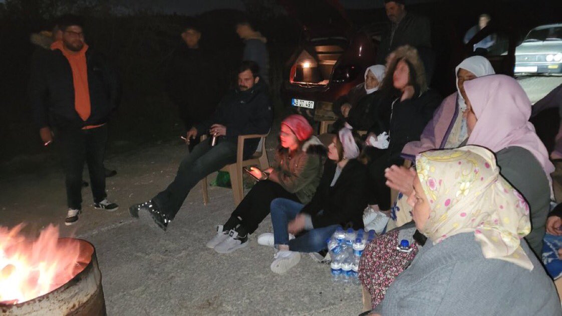 Deştin köyü çimento fabrikasına karşı direniyor. Bayır'da çimento fabrikasına makina parçası taşıyan kamyonların yolu kesildi.Saat 15:30 dan bu yana direniş sürüyor. #deşrinçayıözgürakacak
#muğlacennetkalsın
#çimentofabrikasıistemiyoruz