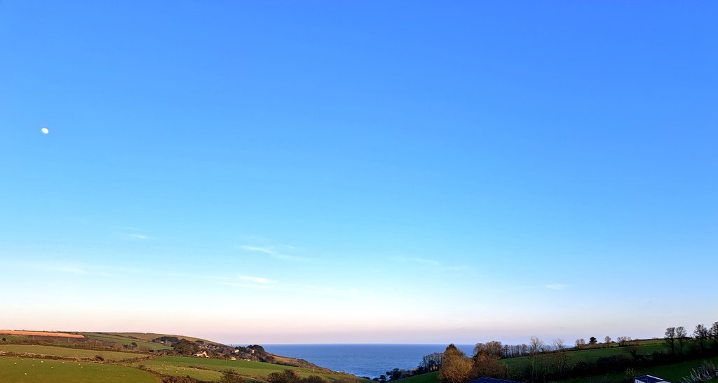 Gorgeous start to the evening. #Polperro #Cornwall #FamilyTime #TeamHickman #Sunset #ClearSkies #MoonIsHangingAbove