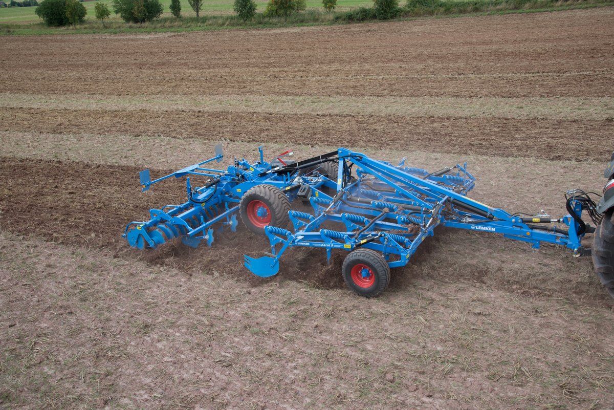 The Karat 9 prepares a perfect seedbed, firming and levelling the soil with packing rollers to prevent soil erosion, seal in moisture, and ensures strong root development.

#plant23 #cdnag #Lemken